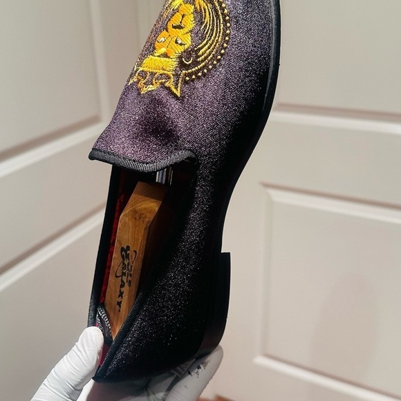 ELANROMAN Men's Lion Crest Velvet Loafers. - Picture 6 of 15